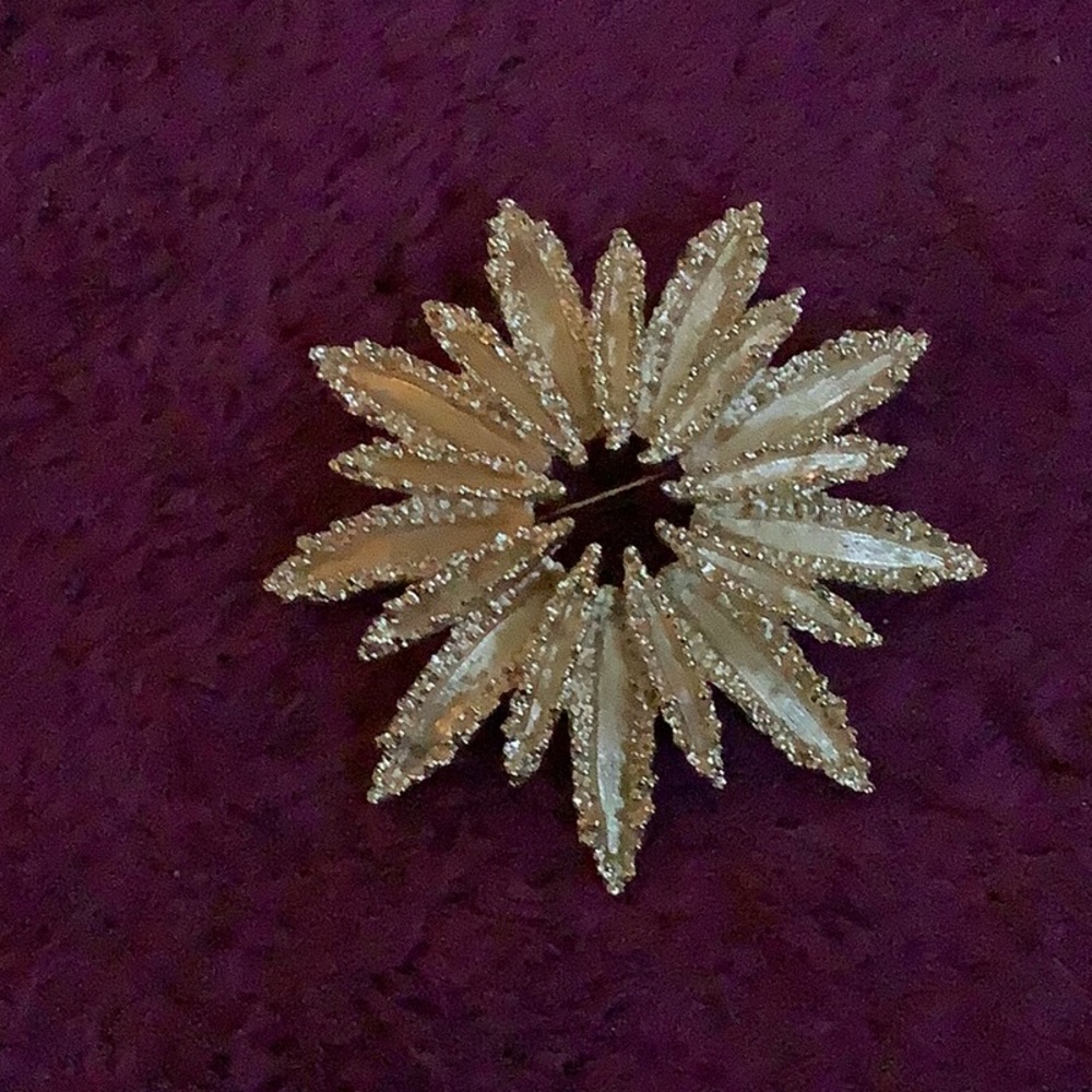 Avon gold tone brooch never used